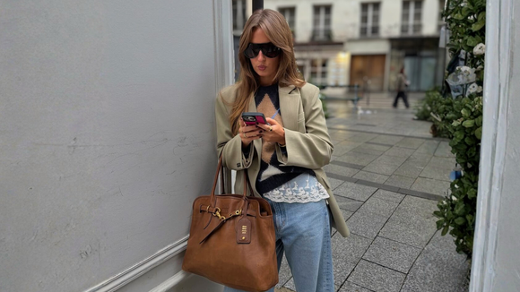 Parecem tênis da Miu Miu, mas são os novos Converse na cor areia que definem o estilo de 2026