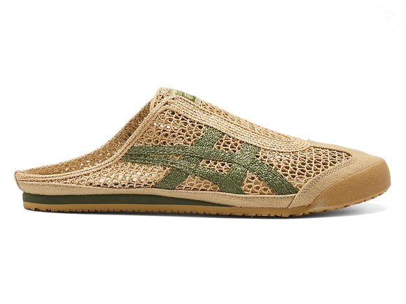 Segundo a descrição oficial da Onitsuka Tiger, o MEXICO 66 SABOT combina um visual retrô com o formato sabot, inspirado em modelos históricos da marca e pensado para facilitar o calce