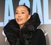 Sabrina Sato aparece sozinha exibindo o mesmo look audacioso. O vestido preto de gola alta e rala se destaca pelas formas volumosas e arquitetônicas nas mangas e na gola