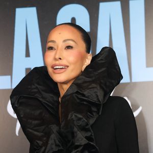 Sabrina Sato aparece sozinha exibindo o mesmo look audacioso. O vestido preto de gola alta e rala se destaca pelas formas volumosas e arquitetônicas nas mangas e na gola
