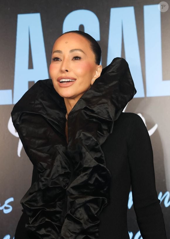 Sabrina Sato aparece sozinha exibindo o mesmo look audacioso. O vestido preto de gola alta e rala se destaca pelas formas volumosas e arquitetônicas nas mangas e na gola