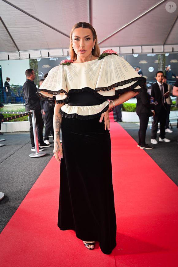 Thaíse Teixeira aposta no vestido com um babado ombro a ombro