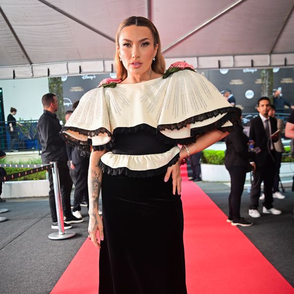 Thaíse Teixeira aposta no vestido com um babado ombro a ombro