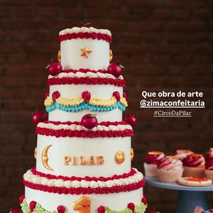 O bolo de aniversário de Pilar é um espetáculo à parte