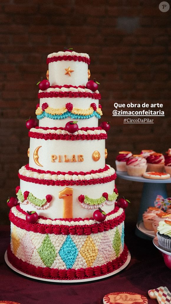 O bolo de aniversário de Pilar é um espetáculo à parte