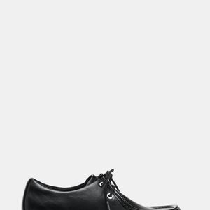 O sapato de cadarços da Zara aposta na sola tratorada e no visual utilitário que domina o inverno. O modelo caiu de R$ 359 para R$ 251,30 e combina com vestidos, alfaiataria e jeans