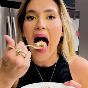 Esperar os outros serem servidos mostra que a pessoa confia que sua vez vai chegar.