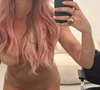 Só de lingerie nude, Luana Piovani exibiu o cabelo com a cor rosa pastel em um vídeo feito pelo influenciador Gabb