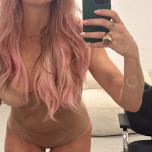 Só de lingerie nude, Luana Piovani exibiu o cabelo com a cor rosa pastel em um vídeo feito pelo influenciador Gabb