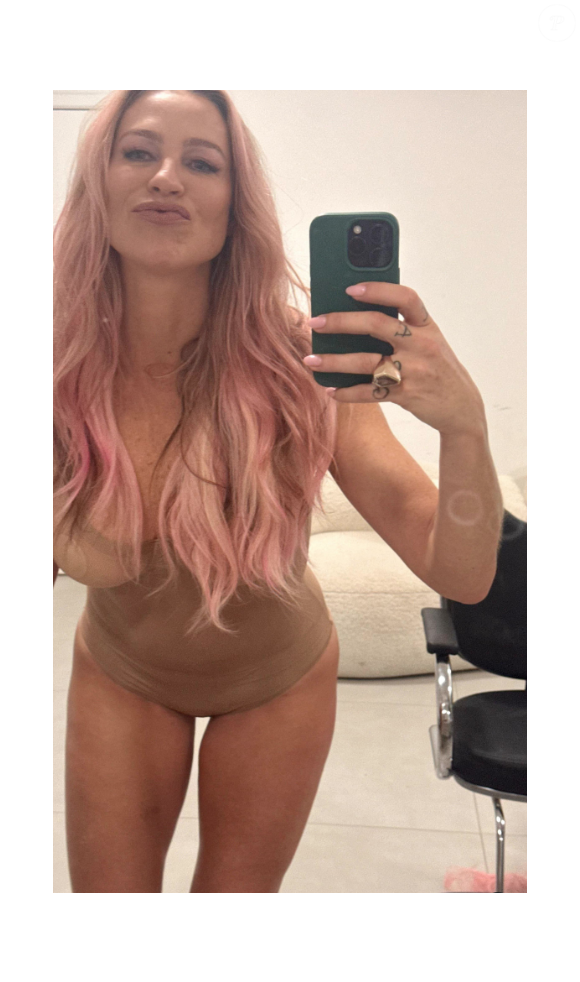 Só de lingerie nude, Luana Piovani exibiu o cabelo com a cor rosa pastel em um vídeo feito pelo influenciador Gabb