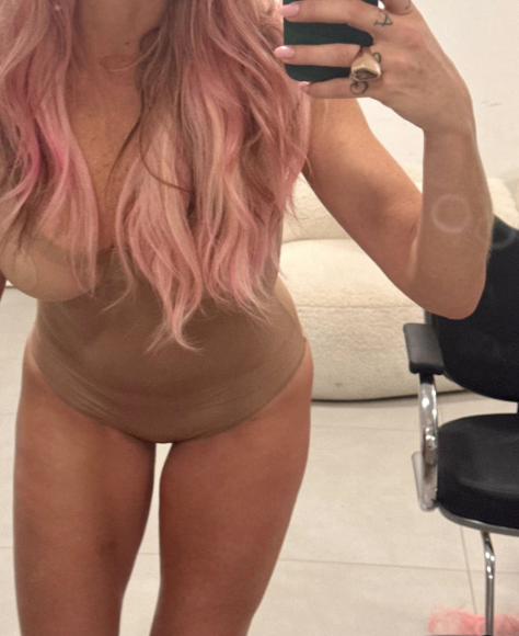 Só de lingerie nude, Luana Piovani exibiu o cabelo com a cor rosa pastel em um vídeo feito pelo influenciador Gabb