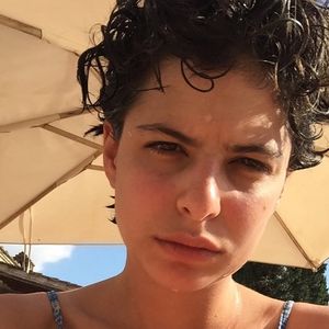 Filha de Débora Bloch tem 31 anos e nasceu em Paris
