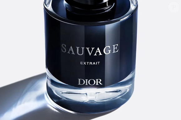 O frasco do Sauvage Extrait reforça a proposta luxuosa da fragrância com um lacado interior translúcido que evoca uma gota de tinta azul profundo suspensa em vidro cristalino e traz o monograma CD