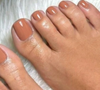 Esmalte em tons de nude fechado ou terracota trazem delicadeza para unhas dos pés e são versáteis para combinar aos mais diversos estilos de roupas.