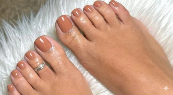 Esmalte em tons de nude fechado ou terracota trazem delicadeza para unhas dos pés e são versáteis para combinar aos mais diversos estilos de roupas.