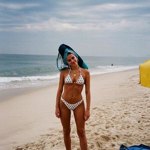 Bruna Marquezine usa biquíni de estampa poá