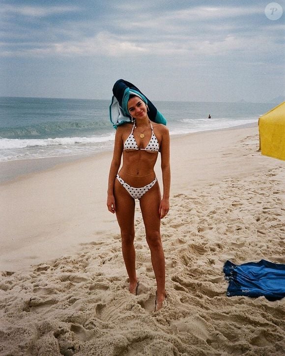 Bruna Marquezine usa biquíni de estampa poá