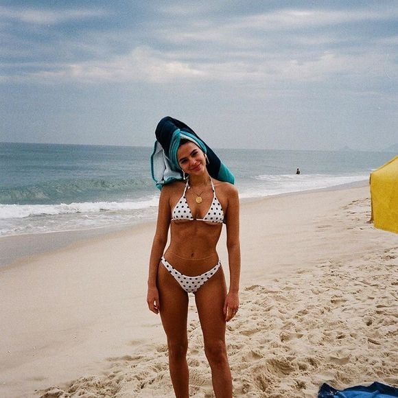 Bruna Marquezine usa biquíni de estampa poá