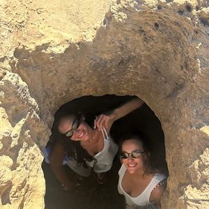 Bruna Marquezine posta foto divertida com amiga na Itália