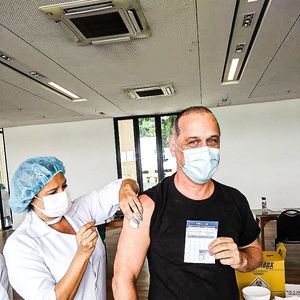 2021: com a cabeça raspada, Guilherme Fontes foi fotografado tomando a vacina contra a Covid-19