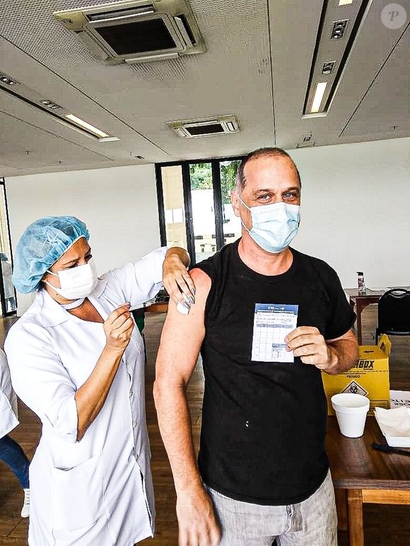2021: com a cabeça raspada, Guilherme Fontes foi fotografado tomando a vacina contra a Covid-19