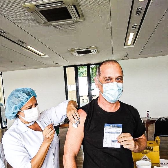2021: com a cabeça raspada, Guilherme Fontes foi fotografado tomando a vacina contra a Covid-19
