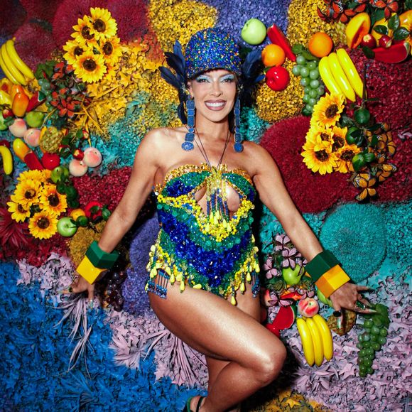 Com as cores da bandeira do Brasil, Jaquelline Grohalski passou mais um dia pela Sapucaí com irreverência