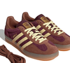 Com cabedal em suede premium, solado de borracha natural e detalhes em amarelo mostarda, o Adidas Gazelle Indoor reforça por que continua sendo um dos tênis mais desejados entre mulheres que valorizam peças atemporais