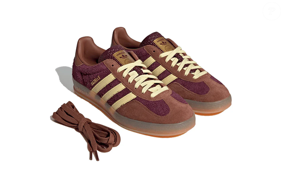 Com cabedal em suede premium, solado de borracha natural e detalhes em amarelo mostarda, o Adidas Gazelle Indoor reforça por que continua sendo um dos tênis mais desejados entre mulheres que valorizam peças atemporais