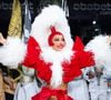 Sabrina Sato usou roupa recortada e com plumas para ensaio de pré-carnaval