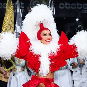Sabrina Sato usou roupa recortada e com plumas para ensaio de pré-carnaval
