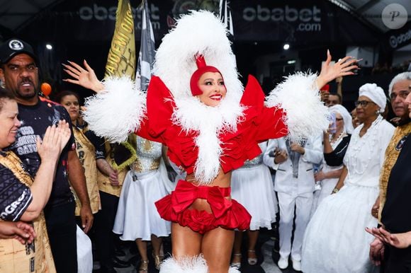 Sabrina Sato usou roupa recortada e com plumas para ensaio de pré-carnaval