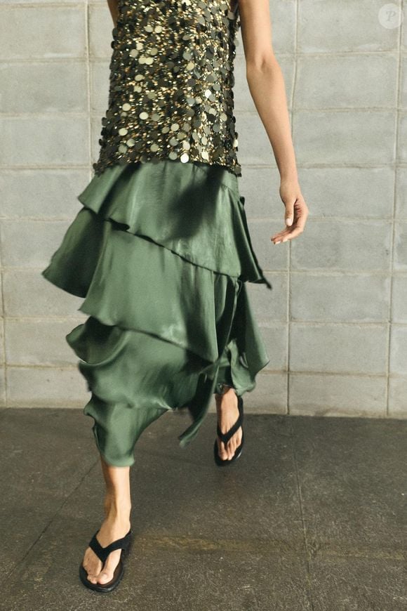 Por R$ 319,00, a Saia Midi com Babados da Zara combina acabamento acetinado e detalhes no mesmo tecido, criando uma versão mais sofisticada da tendência boho. Uma blusa de modelagem mais ajustada ajuda a destacar a saia.