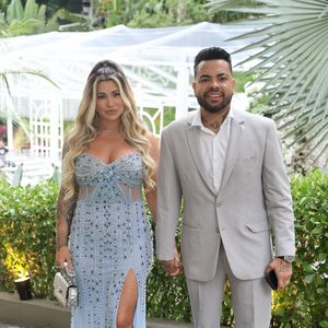 Danielle Souza, que está afastada dos holofotes há 14 anos, também chamou atenção pelo visual. Ela exibe rosto e cabelo bem diferentes dos tempos em que alcançou a fama