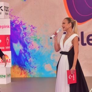 Vestido bicolor, pérolas e emoção: Eliana faz retorno triunfal ao SBT no Teleton 2025