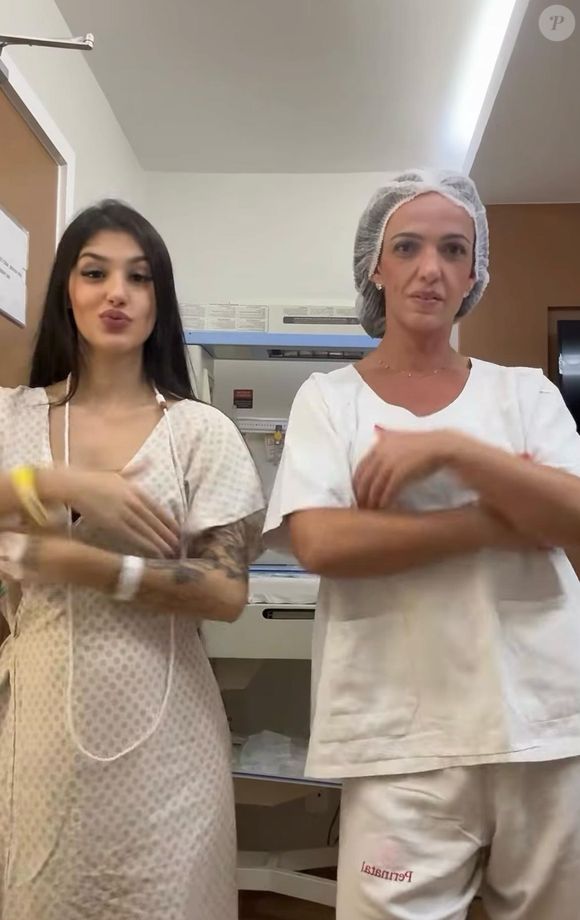 Mesmo em meio a dores do parto e cercada por polêmicas que marcaram sua gestação, Bia Miranda surpreendeu os seguidores com um vídeo inusitado no hospital