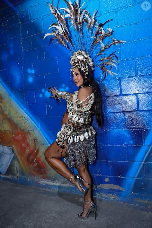 Grávida de oito meses, Sabrina Sato samba na Vila Isabel e se prepara para viver o Carnaval 2027 em uma nova fase, agora como mãe de segunda viagem