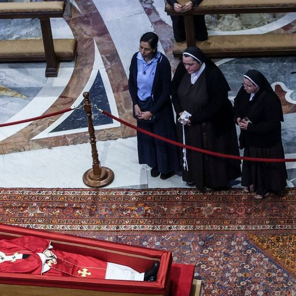 Freiras rezam ao lado do corpo do Papa Francisco durante seu velório