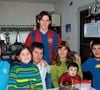 Lionel Messi ao lado de sua família em 2004, quando ingressou no Barcelona