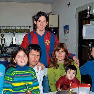 Lionel Messi ao lado de sua família em 2004, quando ingressou no Barcelona