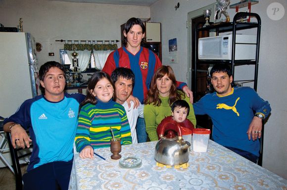 Lionel Messi ao lado de sua família em 2004, quando ingressou no Barcelona