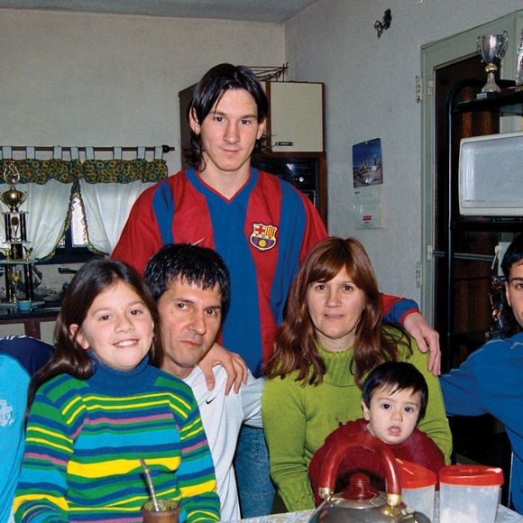 Lionel Messi ao lado de sua família em 2004, quando ingressou no Barcelona