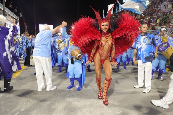 Carnaval 2025: Sabrina Sato representa o sangue que dá vitalidade à bateria com sua fantasia