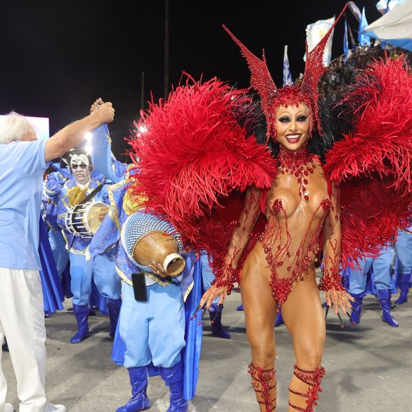 Carnaval 2025: Sabrina Sato representa o sangue que dá vitalidade à bateria com sua fantasia