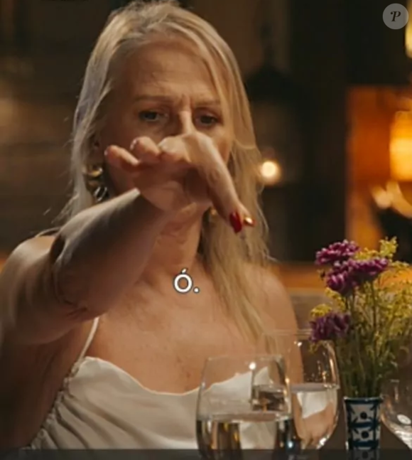 Silvia termina relação e joga aliança do noivado com Rivo fora