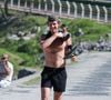 Shawn Mendes aproveitou o dia de sol para caminhar pela orla do Rio