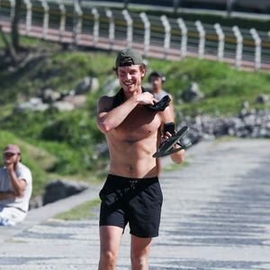 Shawn Mendes aproveitou o dia de sol para caminhar pela orla do Rio