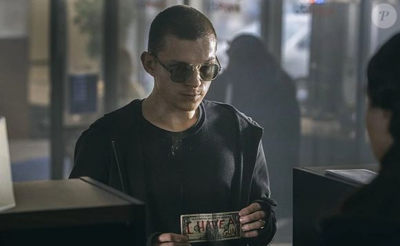 De volta em casa, o protagonista vicia em remédios e entra para o mundo do crime por causa do seu vício em drogas