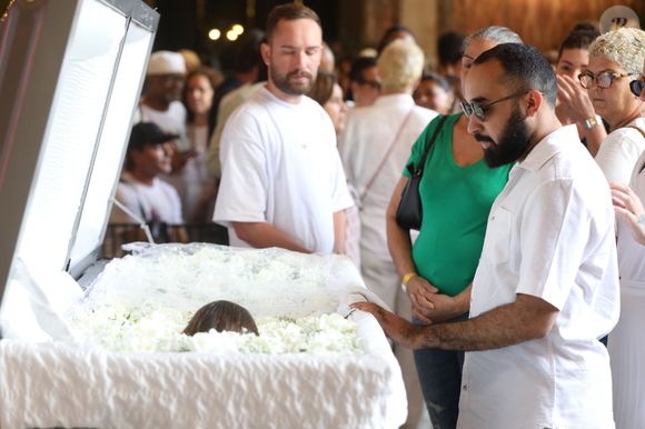 Sobrinho de Preta Gil, Lucas Gil estava bastante abalado na despedida da tia: o rapaz é filho de Marília Gil