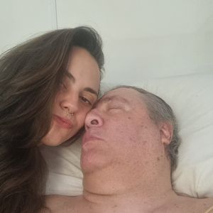 Ana Luísa, que, grávida de 9 meses, enfrentará uma longa viagem de ônibus para conseguir participar do velório do pai